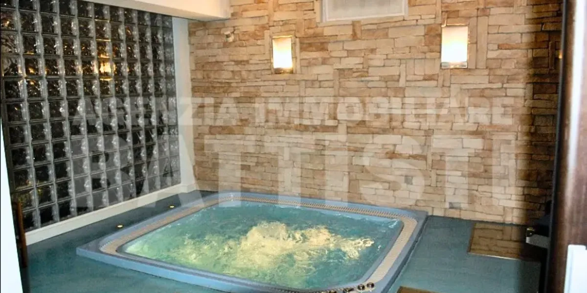 PRESTIGIOSA CASA A SCHIERA IN CENTRO BORGO