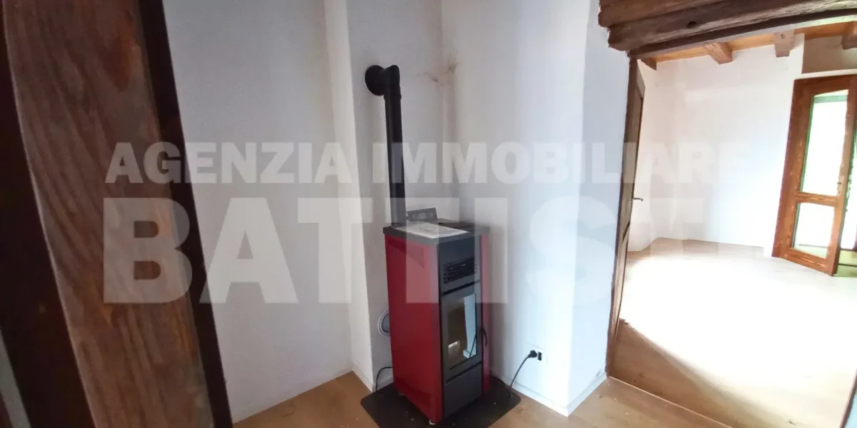 PORZIONE DI CASA con terreno di mq 700