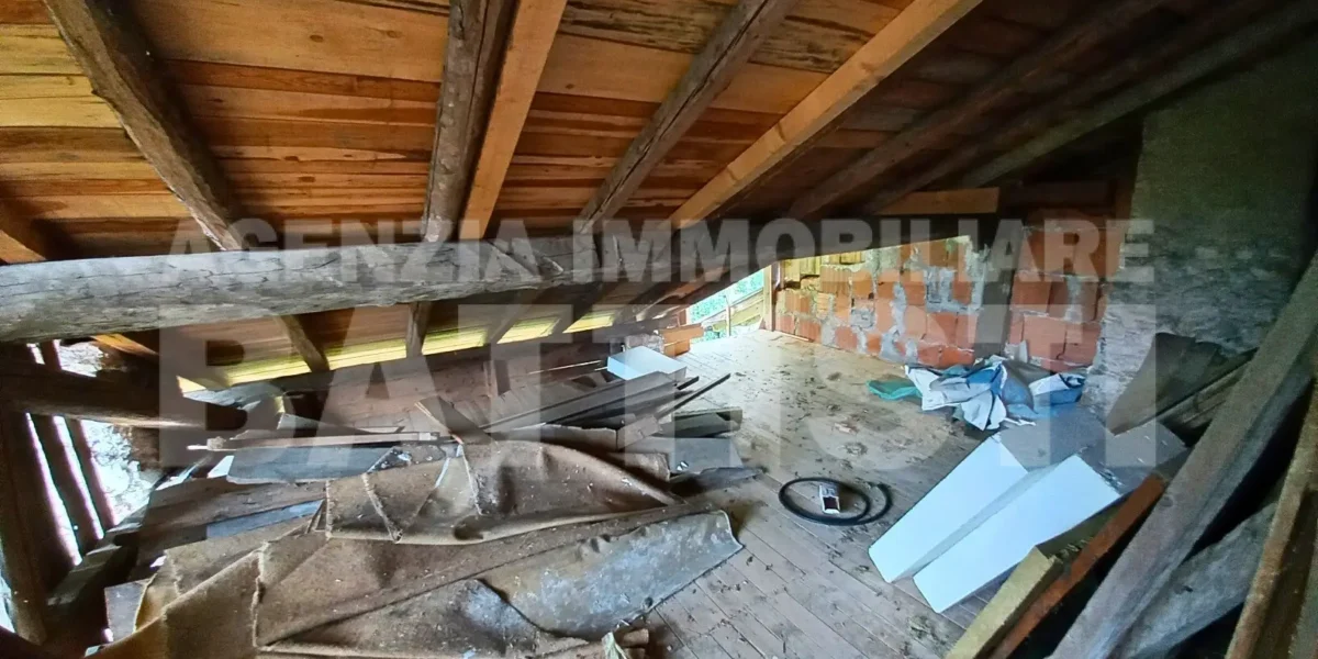 PORZIONE DI CASA con terreno di mq 700