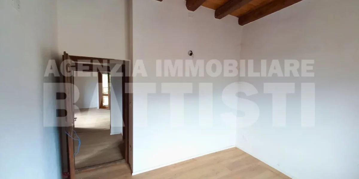 PORZIONE DI CASA con terreno di mq 700