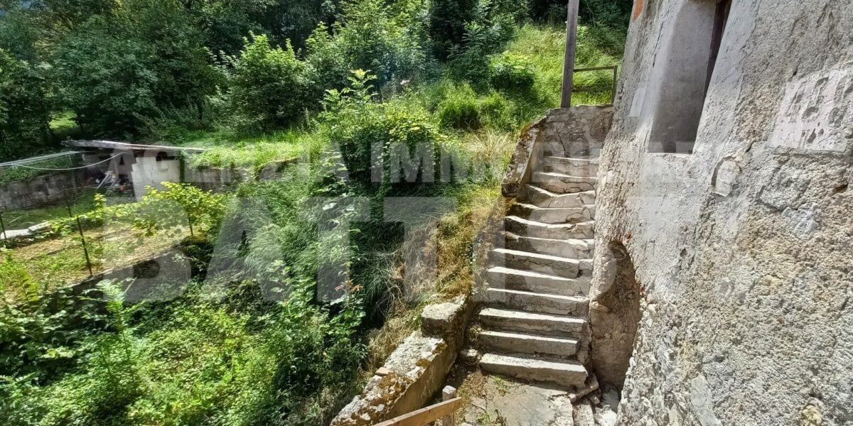 PORZIONE DI CASA con terreno di mq 700