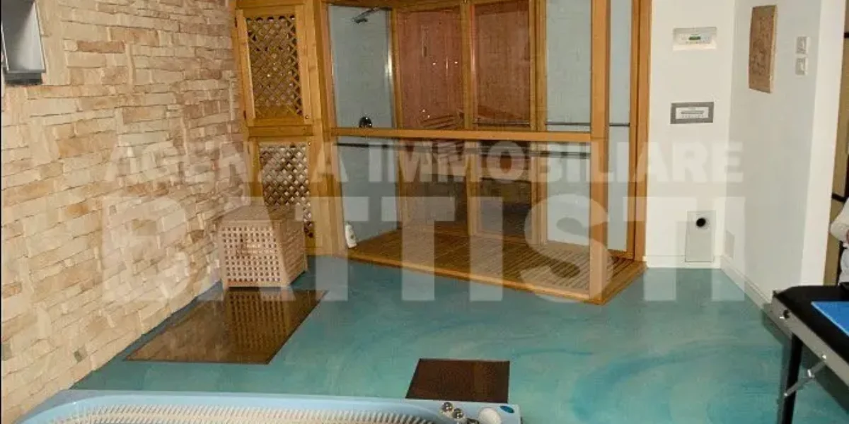 PRESTIGIOSA CASA A SCHIERA IN CENTRO BORGO
