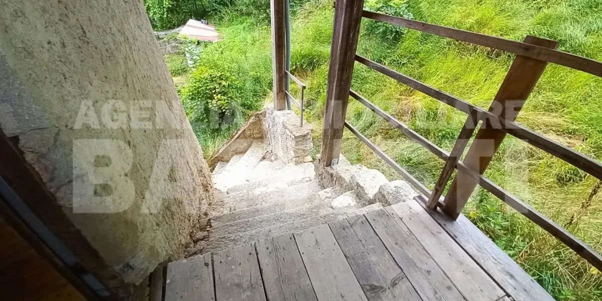 PORZIONE DI CASA con terreno di mq 700