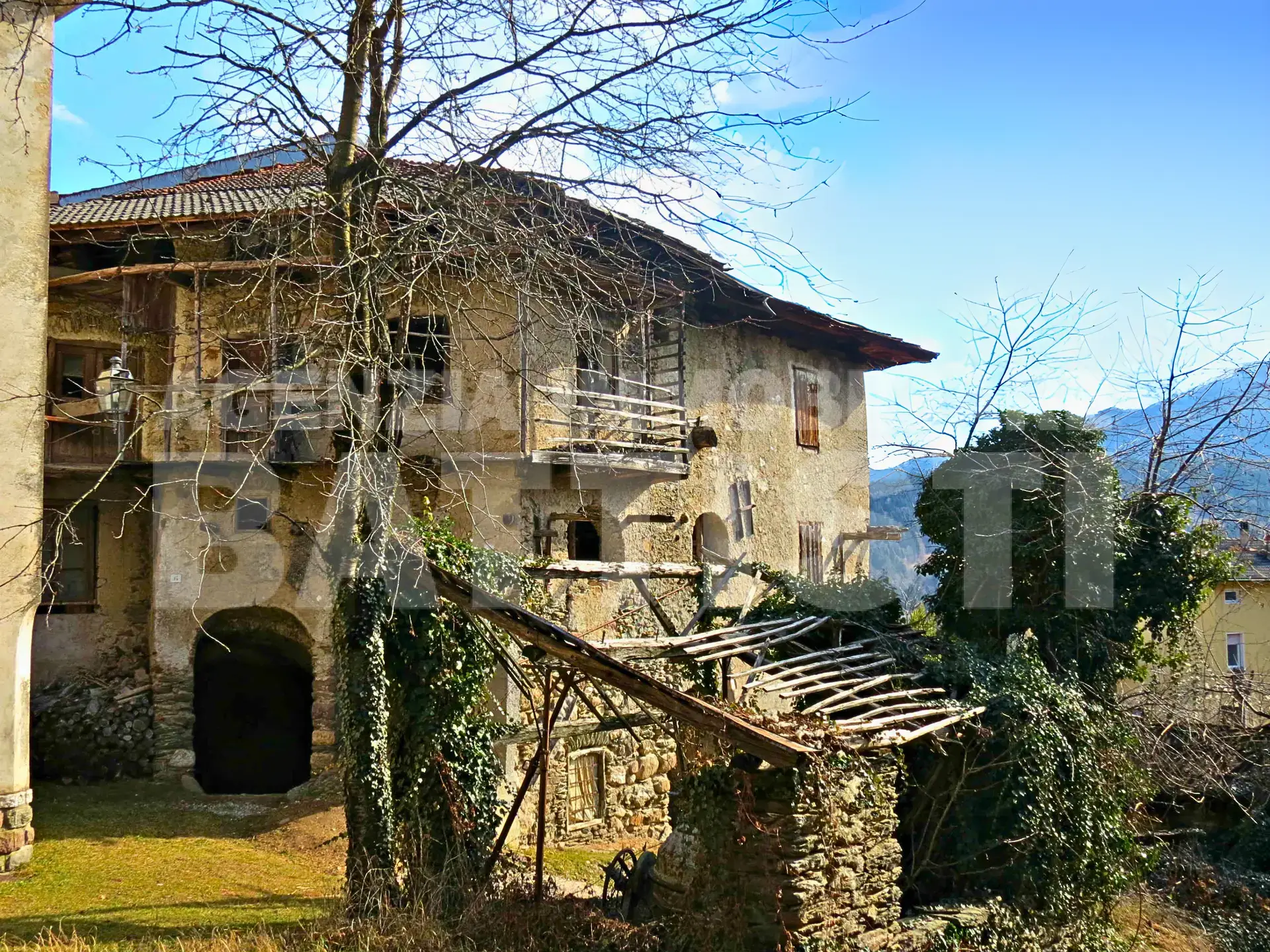 AMPIA PORZIONE DI CASA CON BEL PANORAMA