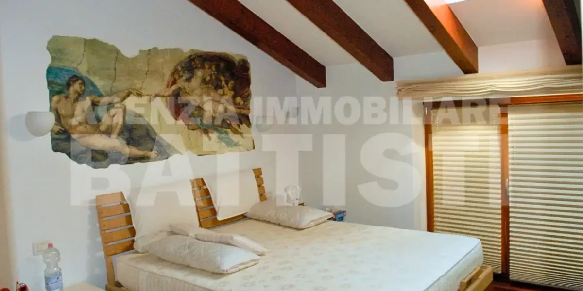 PRESTIGIOSA CASA A SCHIERA IN CENTRO BORGO