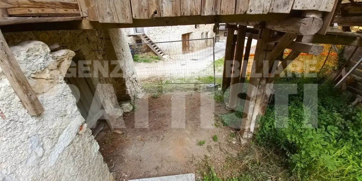 PORZIONE DI CASA con terreno di mq 700