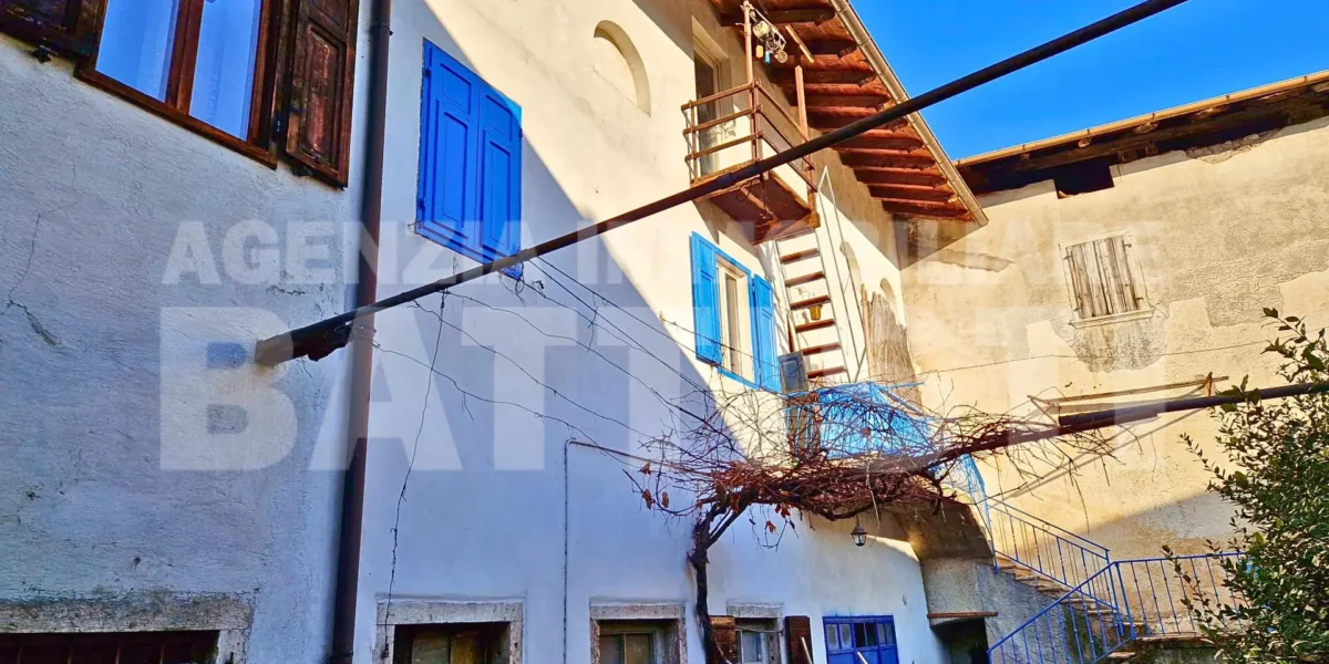PORZIONE CON CORTILE E ORTO