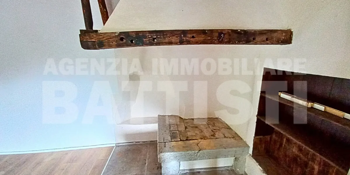 PORZIONE DI CASA con terreno di mq 700
