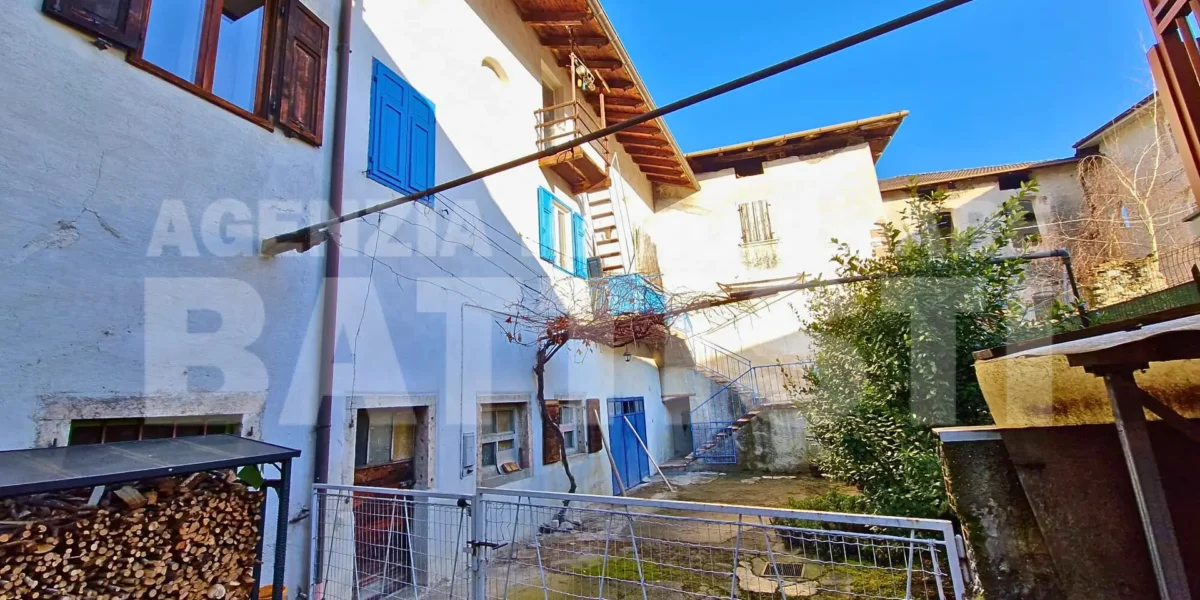 PORZIONE CON CORTILE E ORTO