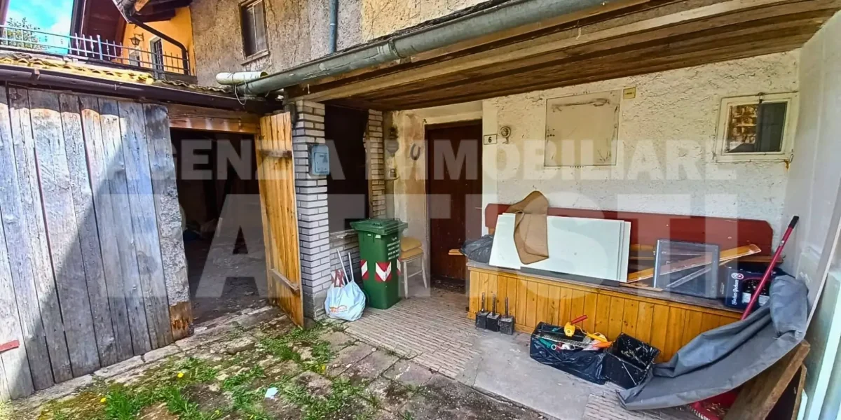 PORZIONE DI CASA DA RISTRUTTURARE CON GIARDINO