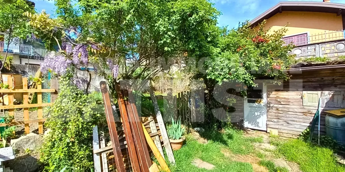 PORZIONE DI CASA DA RISTRUTTURARE CON GIARDINO