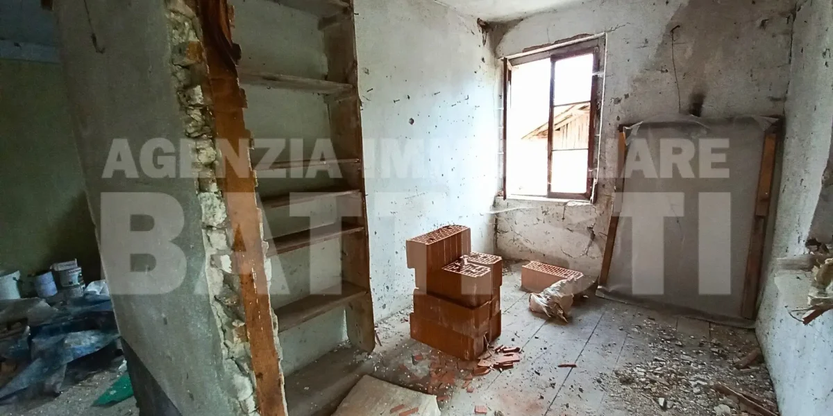 PORZIONE DI CASA con terreno di mq 700