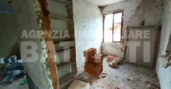 PORZIONE DI CASA con terreno di mq 700