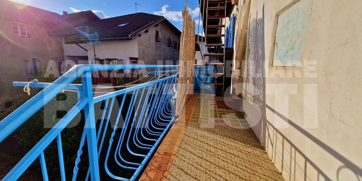PORZIONE CON CORTILE E ORTO