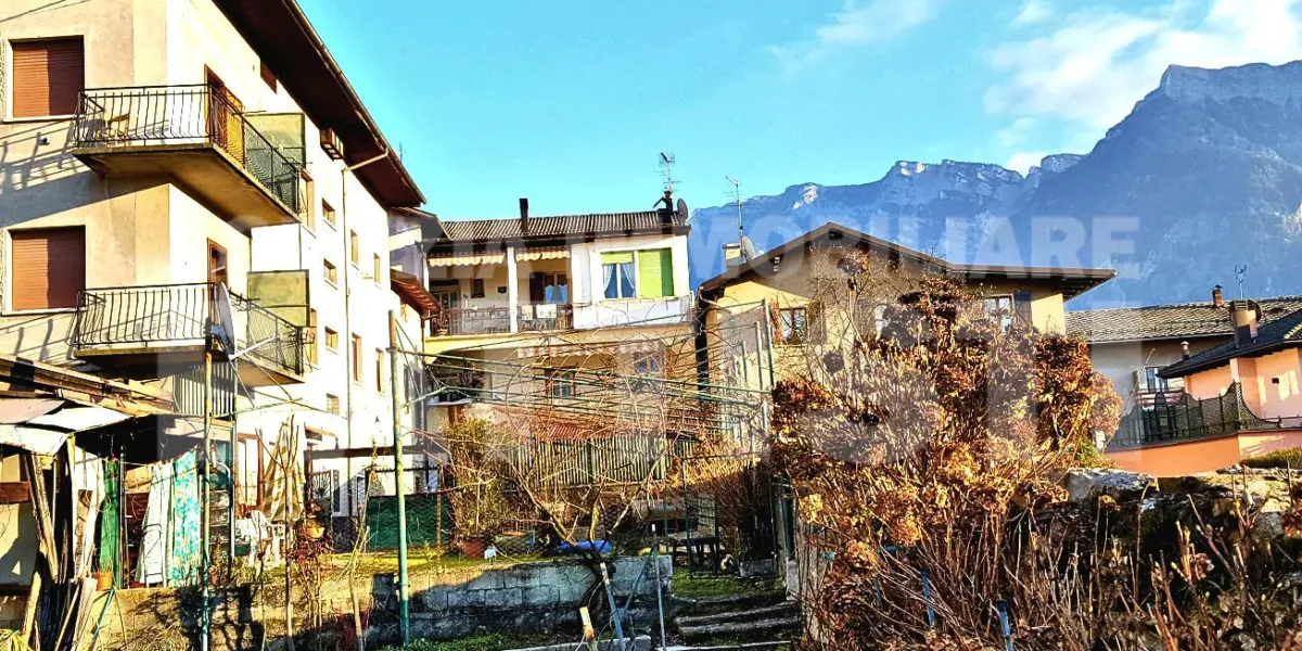 AMPIA PORZIONE CON GIARDINO