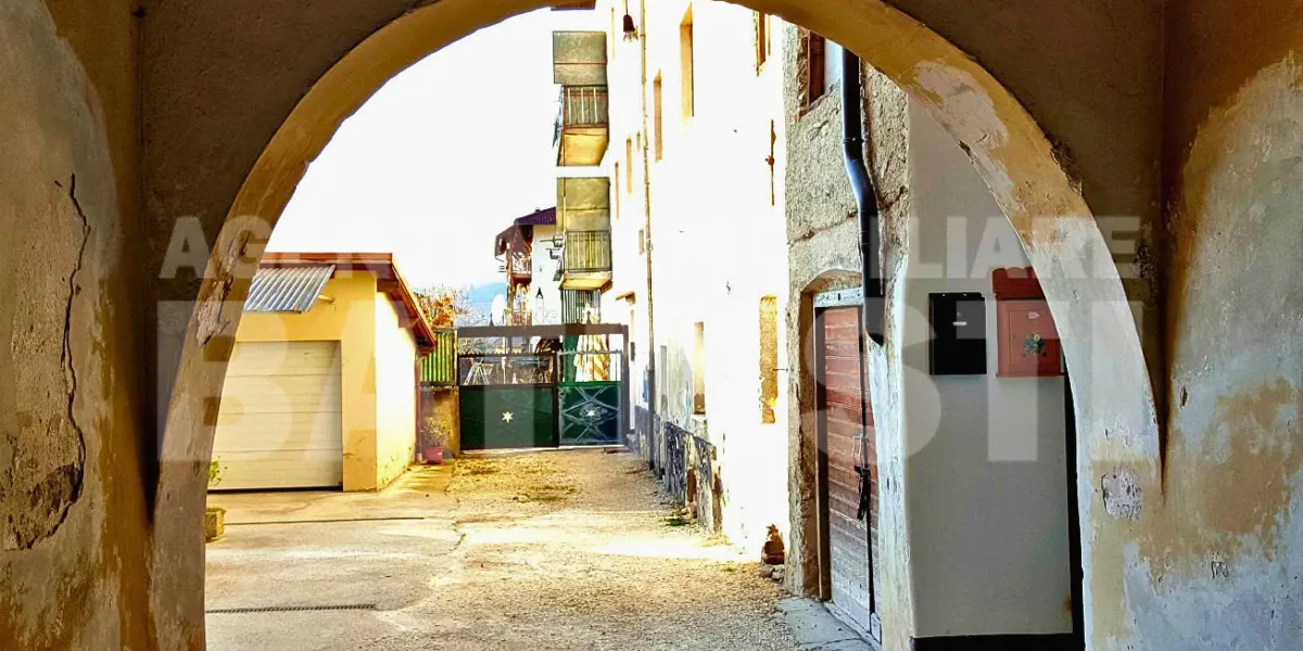AMPIA PORZIONE CON GIARDINO