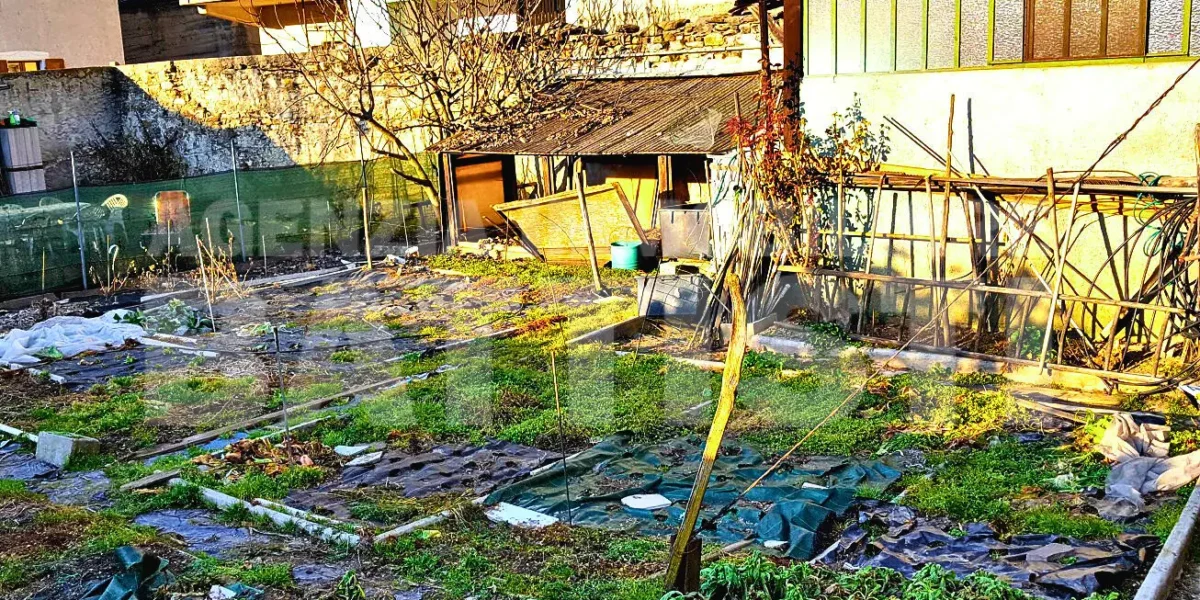 AMPIA PORZIONE CON GIARDINO