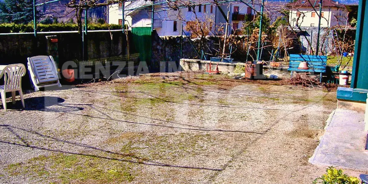 AMPIA PORZIONE CON GIARDINO
