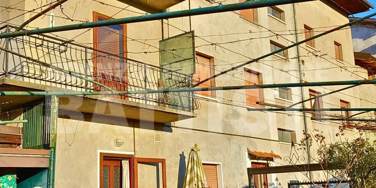 AMPIA PORZIONE CON GIARDINO