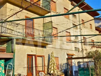 AMPIA PORZIONE CON GIARDINO