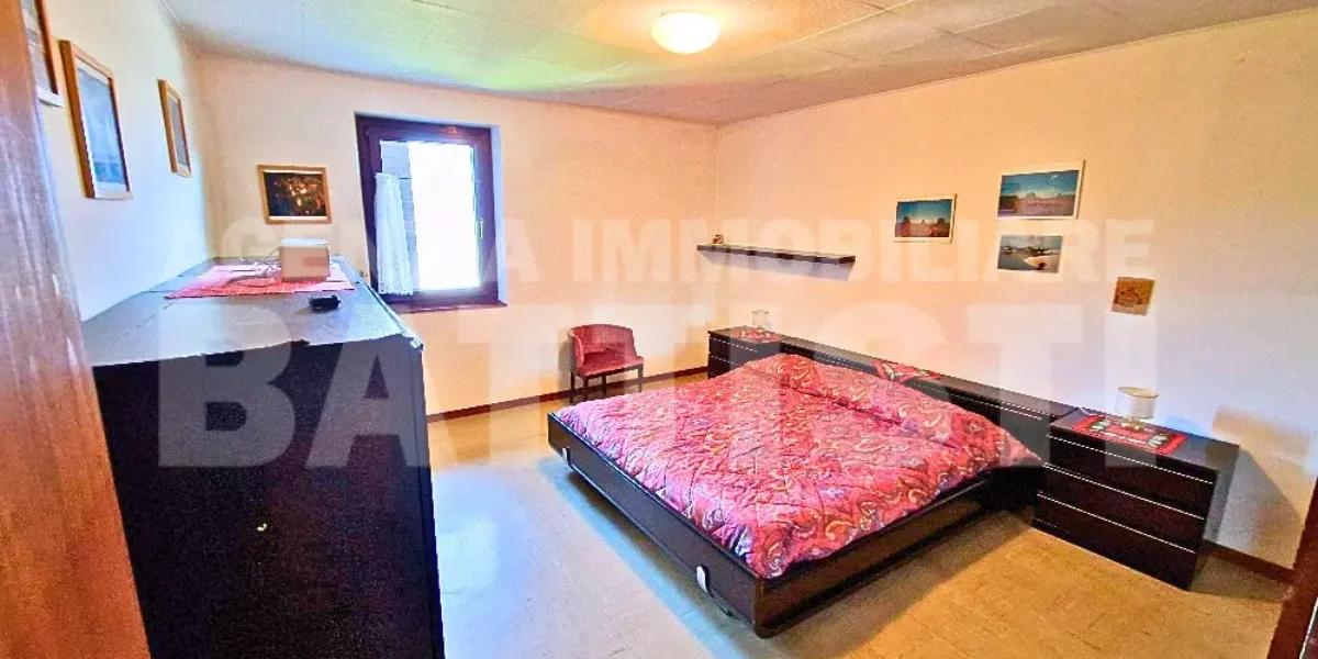 AMPIO ALLOGGIO IN BIFAMILIARE