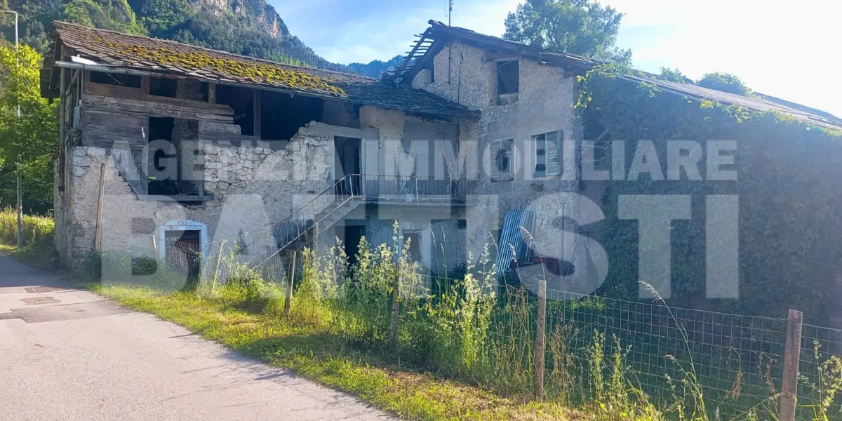 AMPIO CASALE CON TERRENO