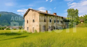 AMPIO CASALE CON TERRENO