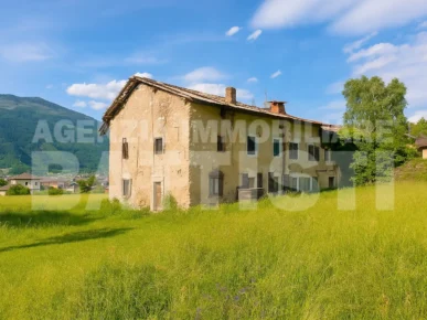 AMPIO CASALE CON TERRENO