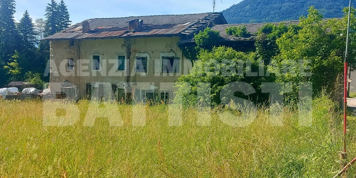 AMPIO CASALE CON TERRENO