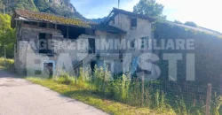 AMPIO CASALE CON TERRENO