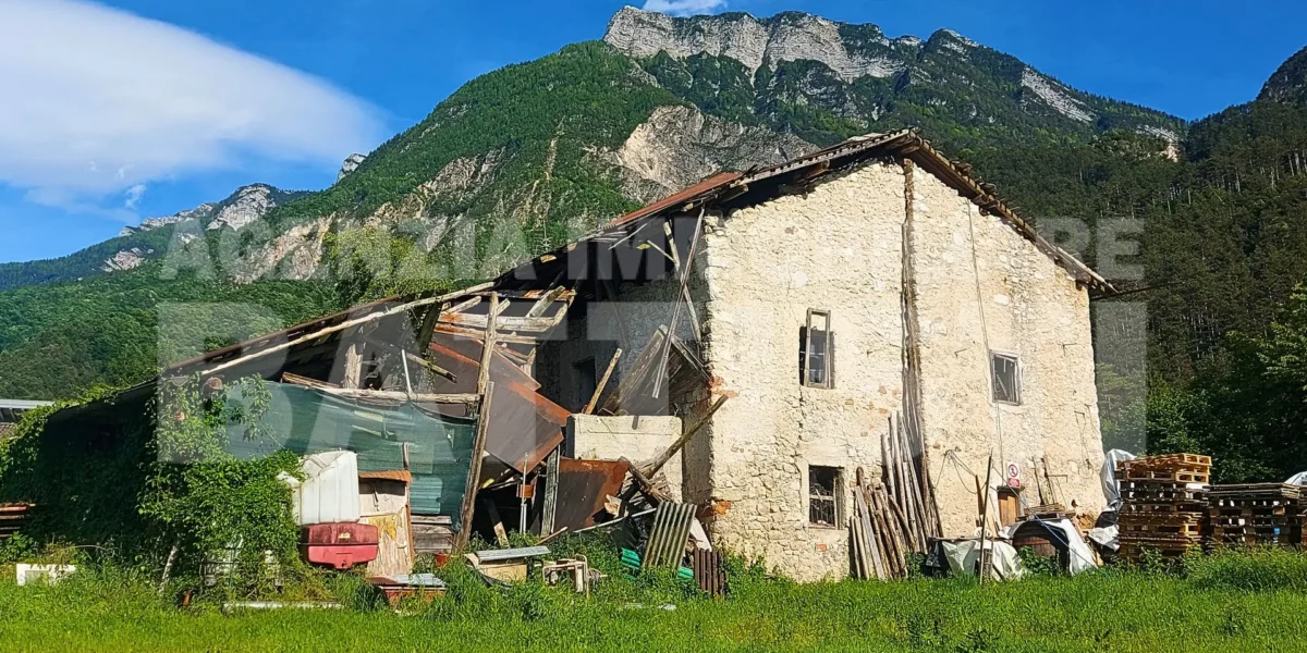 AMPIO CASALE CON TERRENO