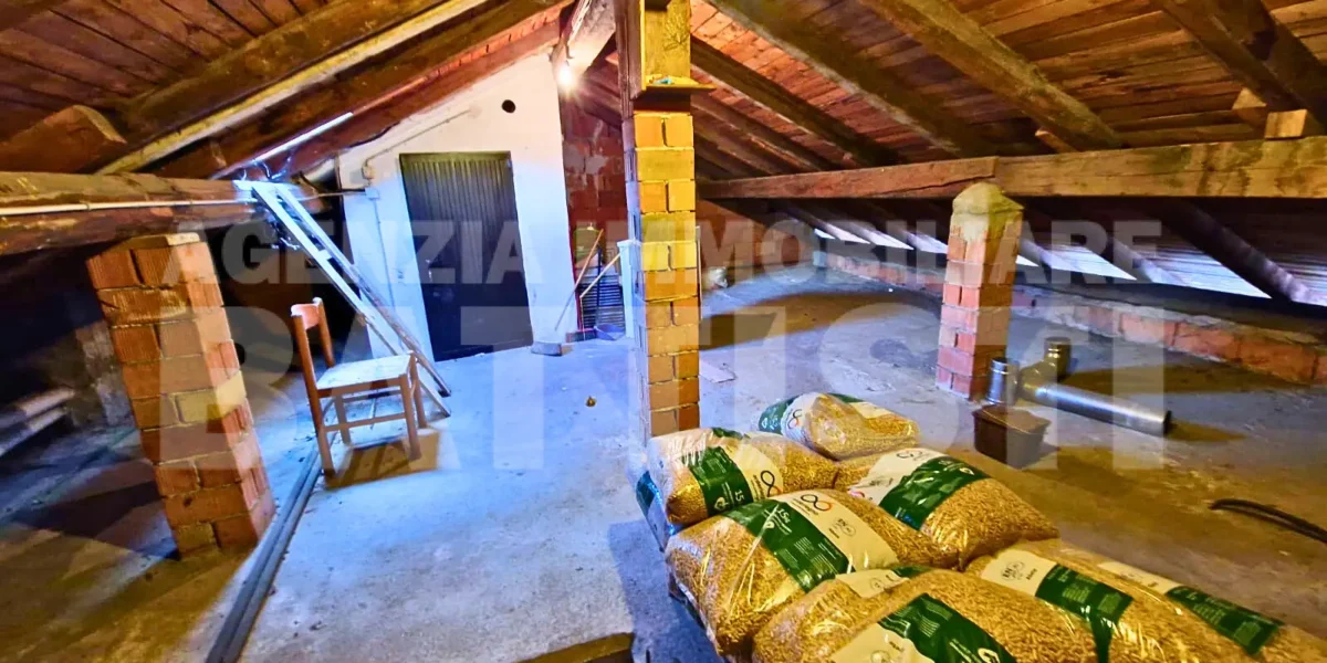 LUMINOSO TRILOCALE CON AMPIA SOFFITTA