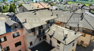 PORZIONE DI CASA CON 2 APPARTAMENTI