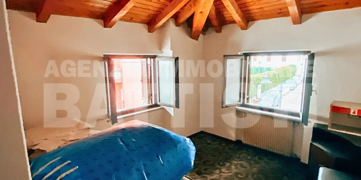 PORZIONE DI CASA CON 2 APPARTAMENTI