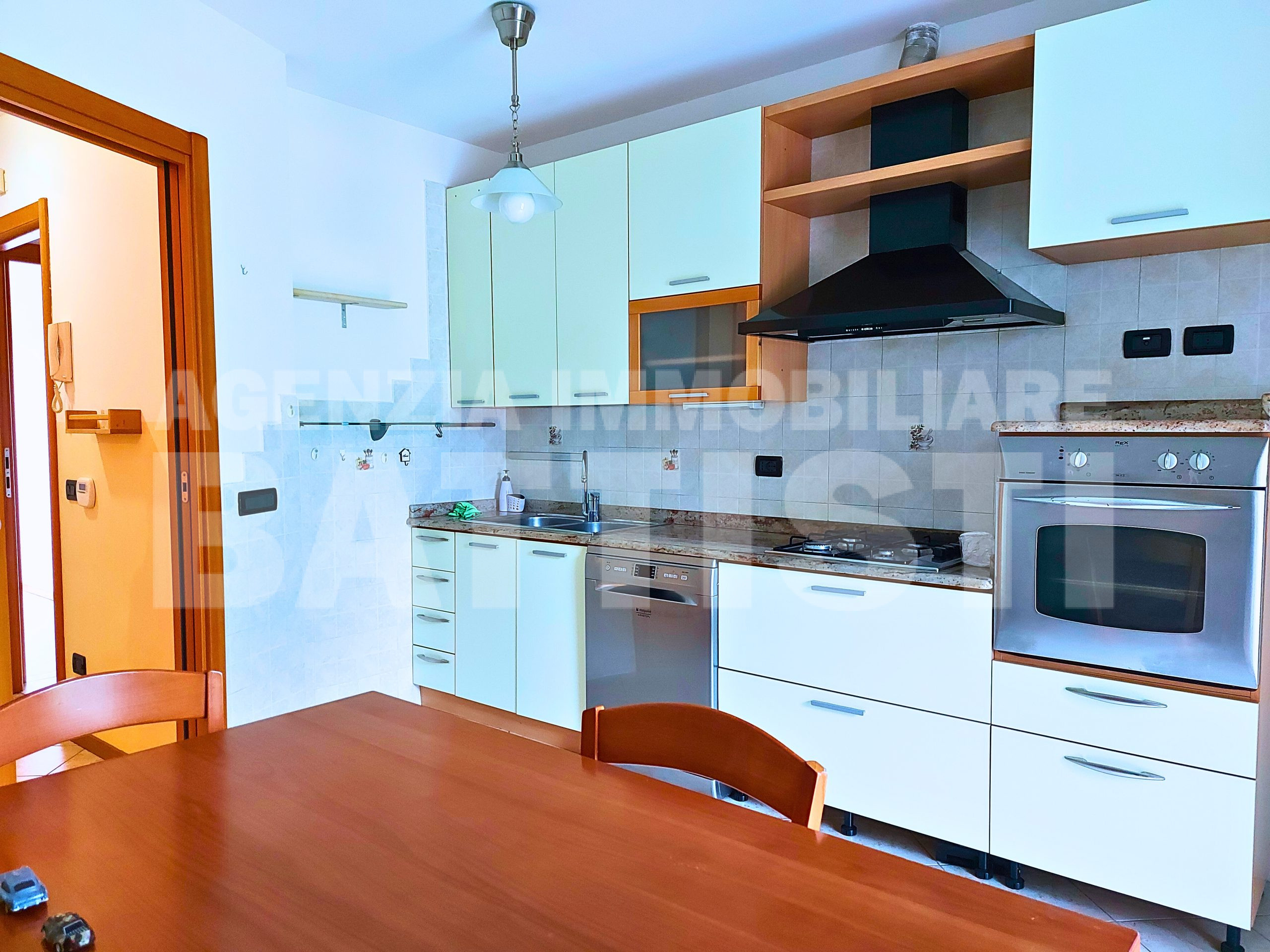 APPARTAMENTO CON GIARDINO E TRE STANZE