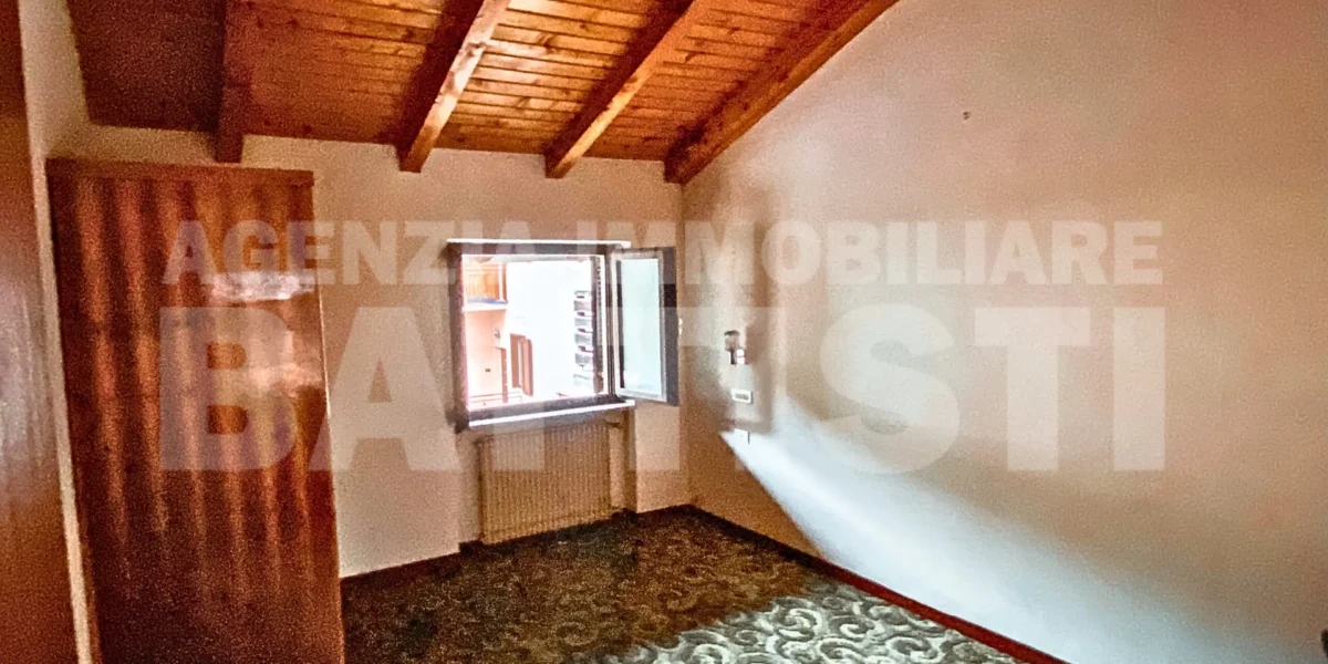 PORZIONE DI CASA CON 2 APPARTAMENTI