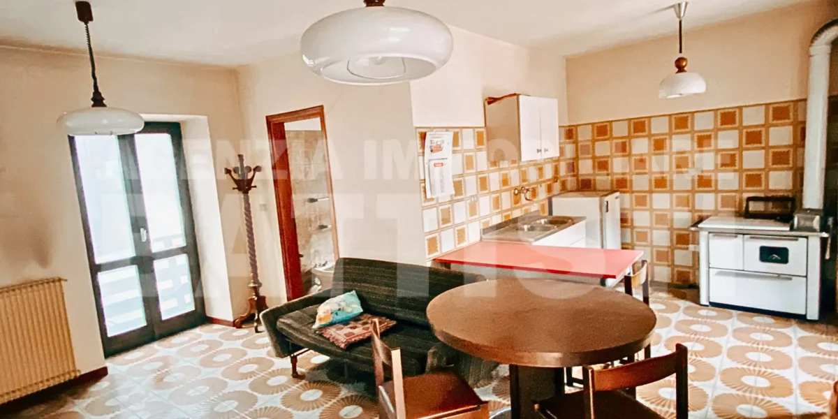 PORZIONE DI CASA CON 2 APPARTAMENTI