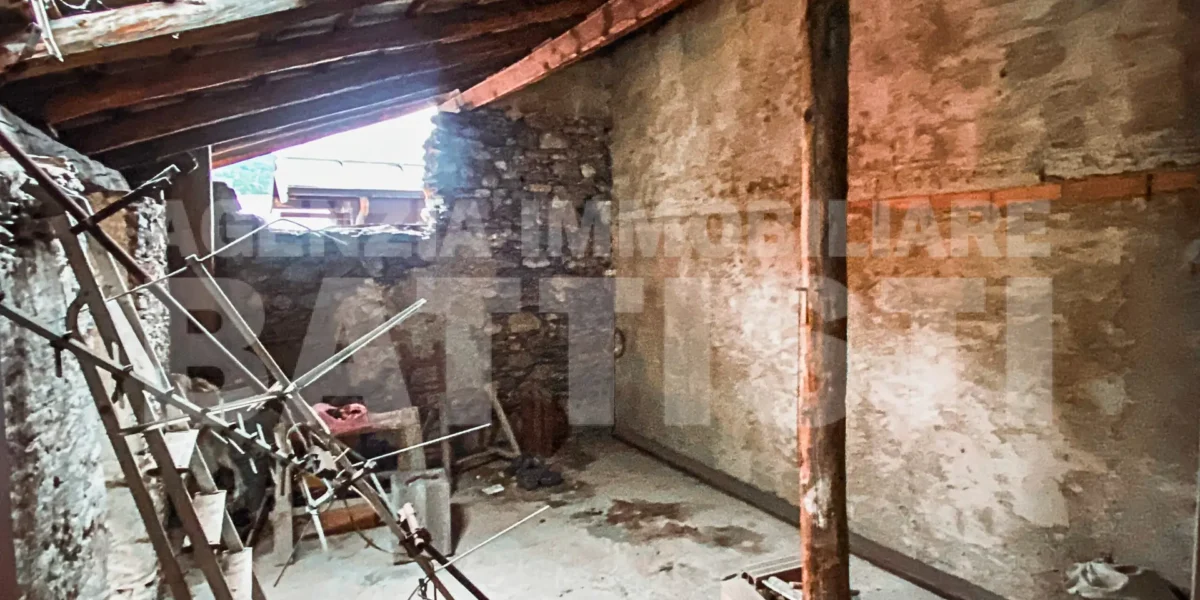 PORZIONE DI CASA CON 2 APPARTAMENTI