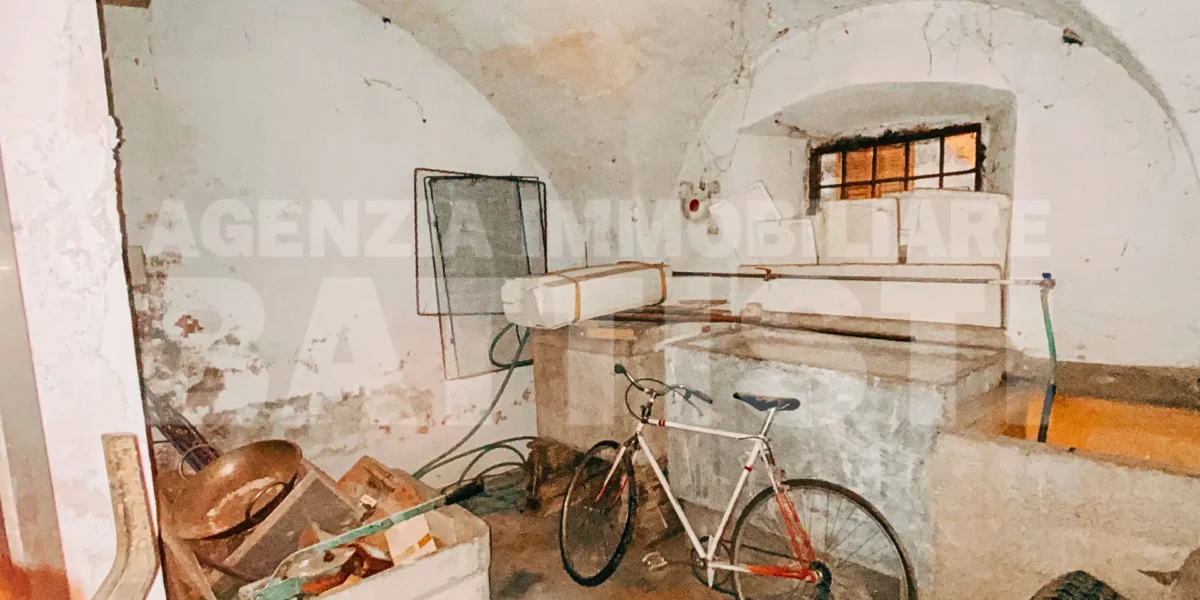 PORZIONE DI CASA CON 2 APPARTAMENTI