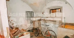 PORZIONE DI CASA CON 2 APPARTAMENTI