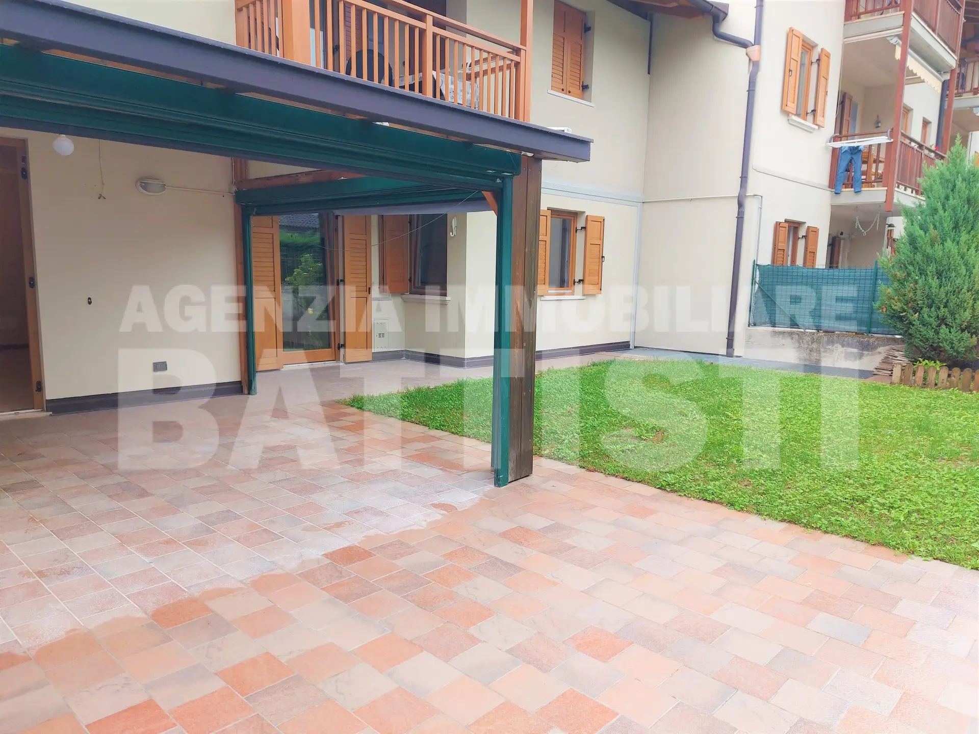 APPARTAMENTO CON GIARDINO E TRE STANZE