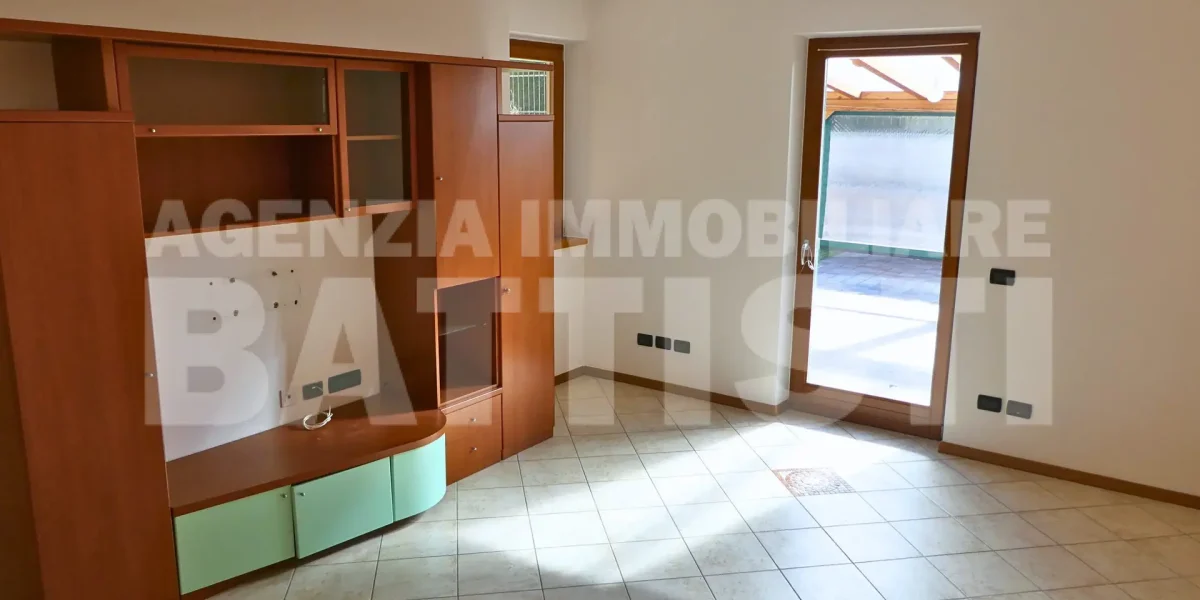 AMPIO APPARTAMENTO CON GIARDINO