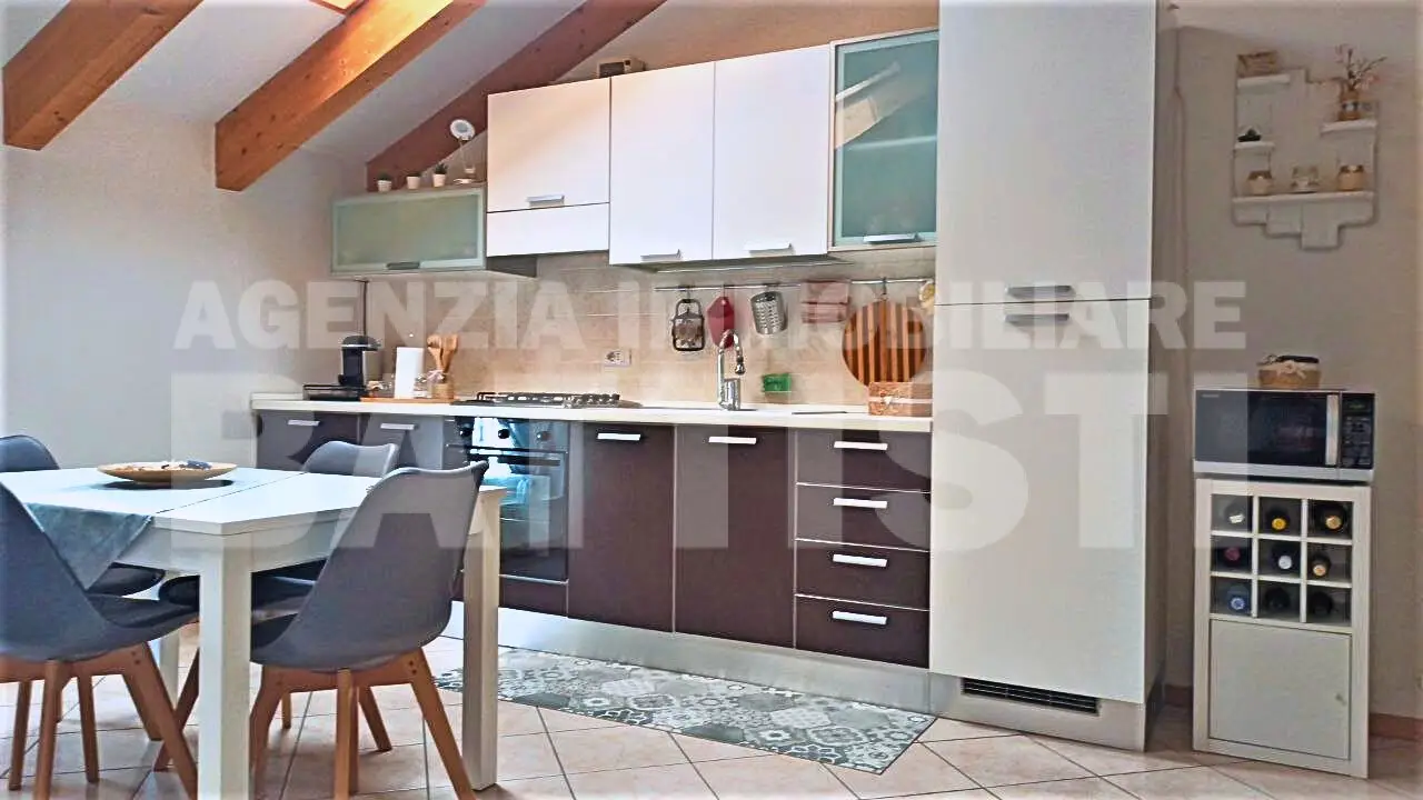 GRAZIOSO APPARTAMENTO MANSARDATO