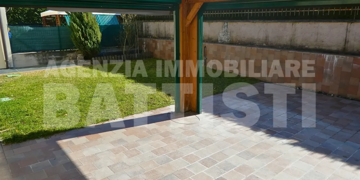 AMPIO APPARTAMENTO CON GIARDINO