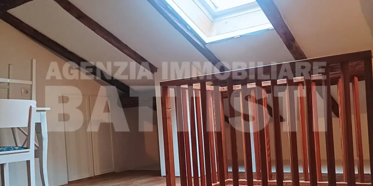 GRAZIOSO ALLOGGIO IN CENTRO AD ULTIMO PIANO