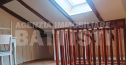 GRAZIOSO ALLOGGIO IN CENTRO AD ULTIMO PIANO