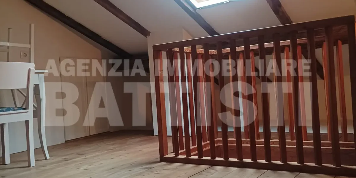 GRAZIOSO ALLOGGIO IN CENTRO AD ULTIMO PIANO