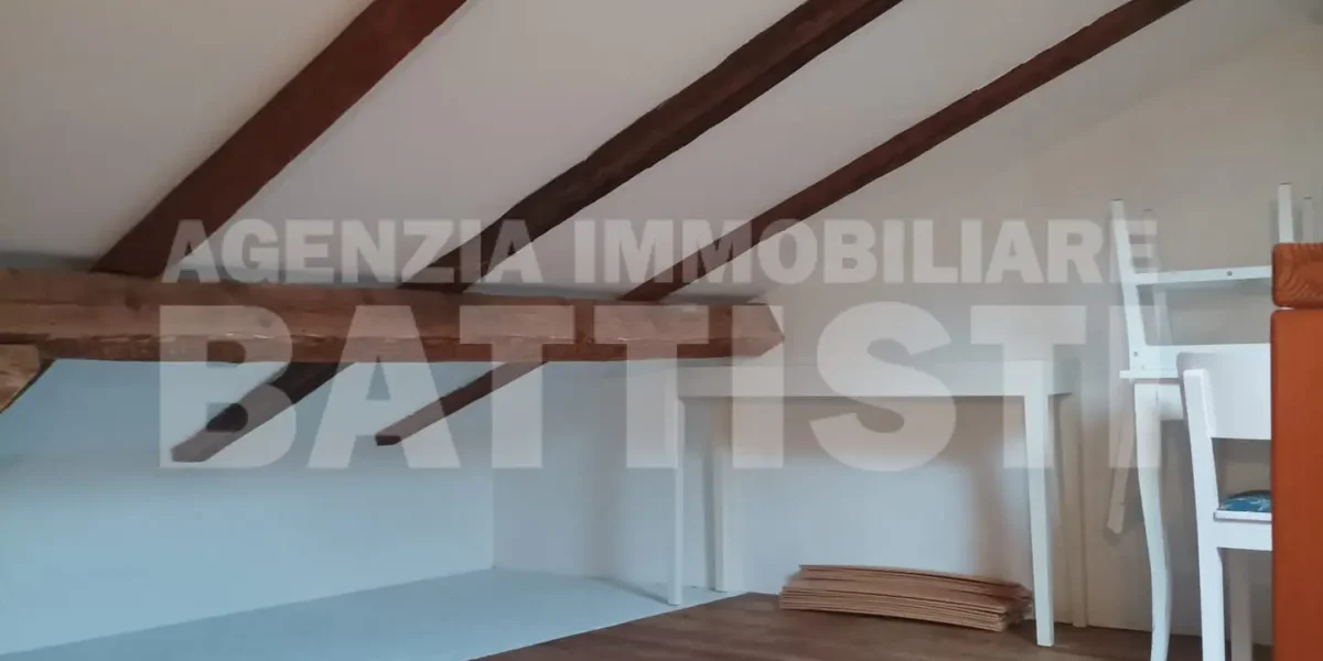 GRAZIOSO ALLOGGIO IN CENTRO AD ULTIMO PIANO