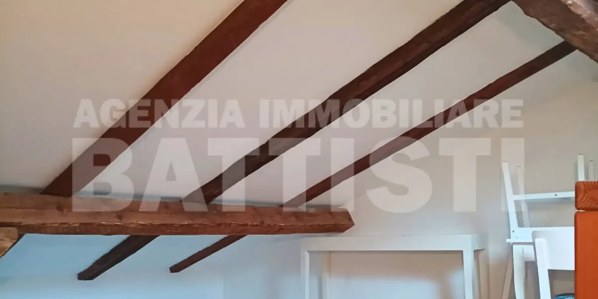 GRAZIOSO ALLOGGIO IN CENTRO AD ULTIMO PIANO