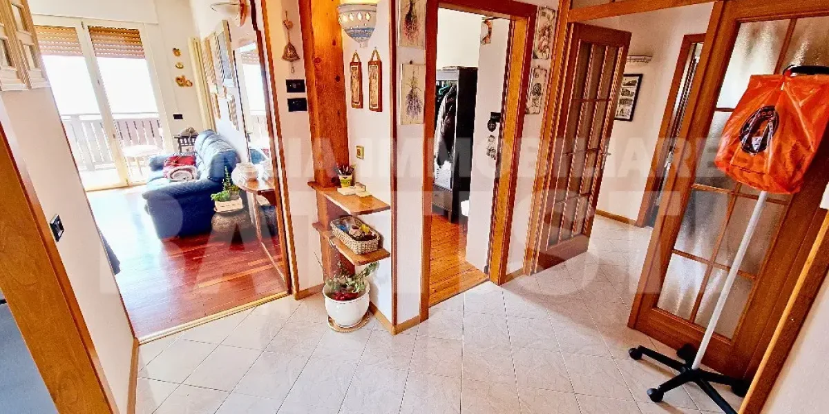 AMPIO E LUMINOSO ATTICO